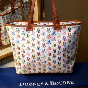 Sold on🌈 M3RCARI Dooney and Bourke